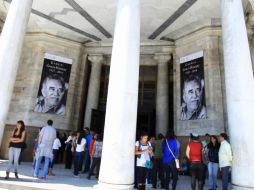 Todo listo, en el Palacio de Bellas Artes, para el homenaje a Gabriel García Márquez. EFE /
