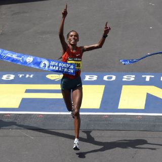 Keniana gana por tercera vez Maratón de Boston