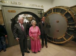 La autora estuvo acompañada por el director del Instituto Cervantes, Víctor García de la Concha. EFE /