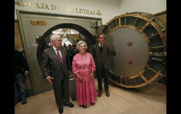 La autora estuvo acompañada por el director del Instituto Cervantes, Víctor García de la Concha. EFE /