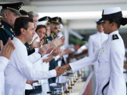 El Presidente Enrique Peña Nieto toma protesta a los nuevos cadetes de la Escuela Naval Militar en Veracruz. ESPECIAL /