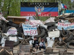 Manifestantes prorrusos continúan situados en la barricada instalada en la estación de policía en Slaviansk. ARCHIVO /