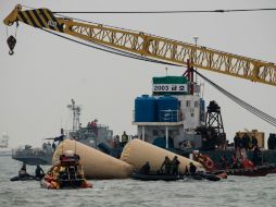 Guardacostas surcoreanos continúan con las labores de búsqueda de los cuerpos en el ferry 'Sewol'. AFP /