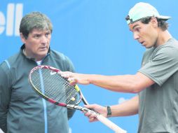Nadal consulta un tiro con su entrenador, y tío, Tony Nadal, durante la práctica previa a su participación en el Torneo Conde de Godó. EFE /