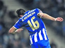 Usando la cabeza. Héctor Herrera remató así después de recibir con el pecho ante la salida del arquero rival. AFP /