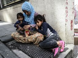 De los refugiados sirios en el país euroasiático, menos de 300 mil están registrados en campamentos. AFP /