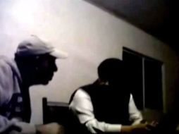 La imagen es oscura e impide ver con claridad el rostro del ex funcionario. El material habría sido publicado el 21 de abril. ESPECIAL /