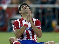 Diego Costa implora por ayuda luego de que no tuvo opciones ante el arco del Chelsea. EFE /
