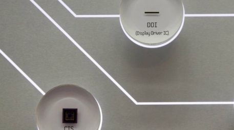 Schneider Electric desarrolla 'nanochips' de identificación que llevan los empleados en portatarjetas. ARCHIVO /