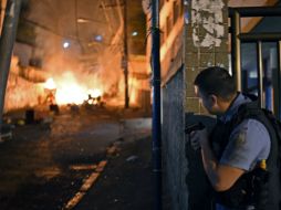 Habitantes de una favela en Copacabana causan incendios y provocan explosiones en las calles. AFP /