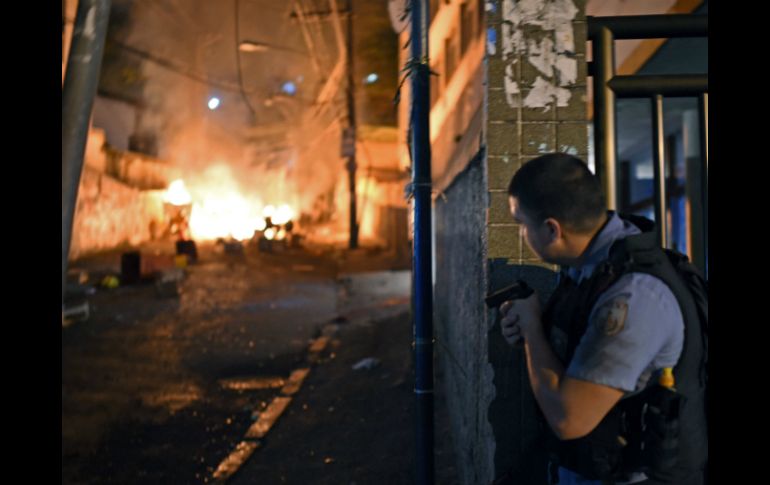 Habitantes de una favela en Copacabana causan incendios y provocan explosiones en las calles. AFP /