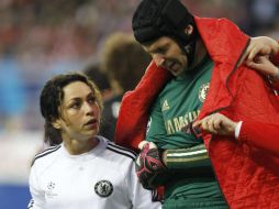 Eva Carneiro acompaña al portero del Chelsea, Petr Cech. EFE /