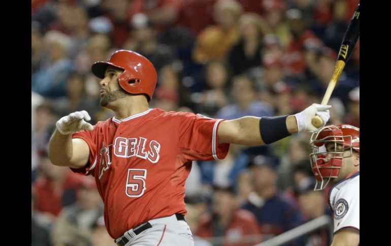 Pujols batea el jonrón número 500 de su carrera. EFE /