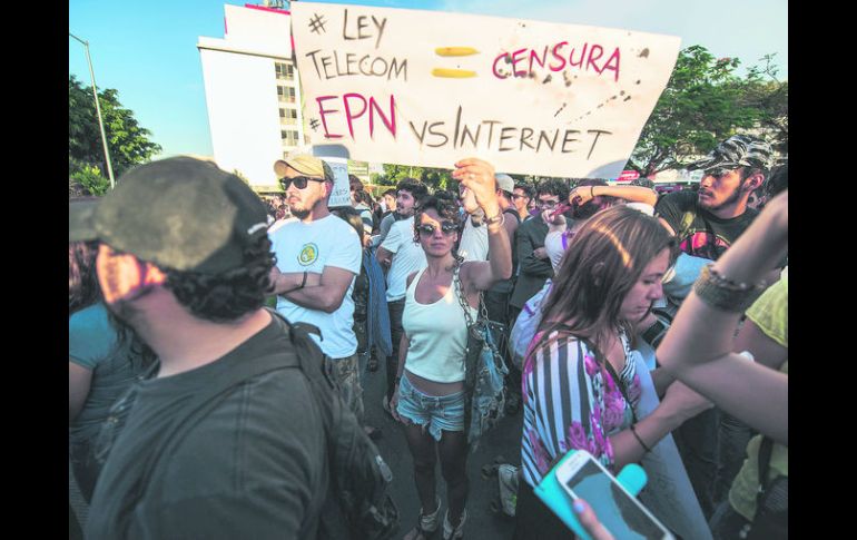 Activistas protestaron tanto en Guadalajara (foto) como en la Ciudad de México en contra de las reformas a telecomunicaciones.  /