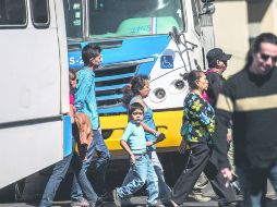 A diario. Se observan a decenas de peatones que cruzan las avenidas por lugares peligrosos.  /