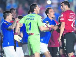 El arquero tapatío de la Máquina, Jesús Corona, fue expulsado en semifinales ante Tijuana, pero le redujeron su castigo a un partido. MEXSPORT /