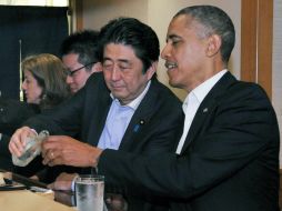 El primer ministro japonés, Shinzo Abe, y Barack Obama; en el legendario restaurante Sukiyabashi Jiro. AFP /