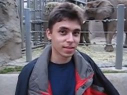 Se puede ver a Jawed Karim, cofundador de YouTube, frente a la jaula de los elefantes en el zoológico de San Diego. ESPECIAL /