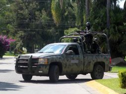 Elementos de la IX Región militar revisan y desarman a los elementos municipales de Acapulco. ARCHIVO /