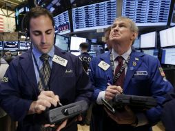 La jornada en Wall Street estuvo marcada por el descenso en EU de las ventas de casas nuevas durante marzo. AP /
