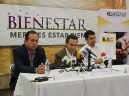 El secretario de Desarrollo e Integración Social, Salvador Rizo (c) hizo el anuncio. ESPECIAL /