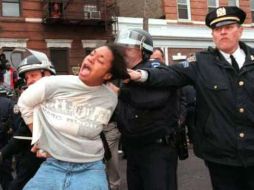 Una fotografía muestra a un policía tirando del cabello a una joven afro-estadounidense esposada. TOMADA DE @OLAASM  /