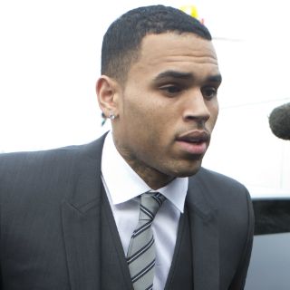 Postergan de nuevo juicio a Chris Brown