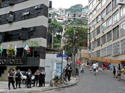 Un grupo de policías militarizados montan guardia a la entrada de una de las favelas en Brasil. AFP /