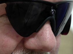 El implante artificial es parte de un sistema que incluye una pequeña cámara de video y un transmisor alojados en unas gafas. AP /