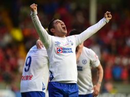 Marco Fabián celebra el gol del título para los Cementeros. AFP /