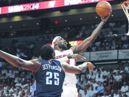 LeBron James penetra a la pintura para disparar desde cerca de la canasta, ante la marcación de Al Jefferson, de Charlotte. EFE /