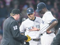 El umpire de home plate,Gerry Davis, revisa las manos del lanzador Michael Pineda, ante las acusaciones de usar una sustancia prohibida EFE /