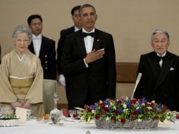 Obama, con el emperador japonés Akihito (d), y la emperatriz Michiko; durante una cena de Estado en el Palacio Imperial de Tokio. AP /
