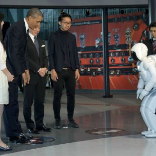 Obama juega futbol con un robot japonés