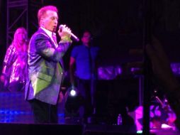 La gente cantó, bailó y coreó con Emmanuel sus éxitos de siempre. ESPECIAL /