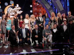 En la imagen, el elenco, los conductores y jueces del programa. NTX /