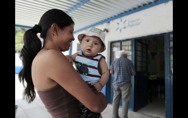 Con motivo del día del niño, el 29 de abril, el Seguro Popular comenzará una reafiliación masiva. ARCHIVO /