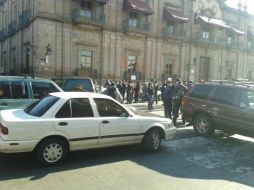 Los uniformados bloquean la vialidad frente al Palacio Legislativo. Foto: ‏@OPERACIONESGOE. ESPECIAL /