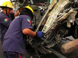 Los primeros reportes indican que uno de los choferes se durmió e invadió carril, impactándose de frente contra el otro autobús. ARCHIVO /