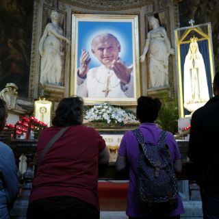 Pese a sufrimiento, Juan Pablo II no se lamentó: secretario