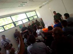 En la 43 base Zona Militar, el Gral. Patiño explica a ciudadanos el proceso para registro de armas. ESPECIAL /