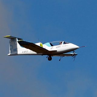 Presentan el prototipo del primer avión eléctrico con fines comerciales