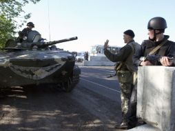 Varios soldados ucranianos vigilan un puesto de control en Slaviansk, Ucrania. EFE /