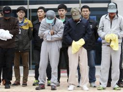 Los detenidos han justificado sus acciones; el capitán dice que temía por la seguridad de los pasajeros en las aguas frías. AP /