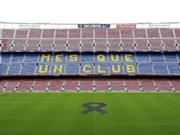 Aspecto del Camp Nou con un gran crespón negro, con motivo del homenaje al ex técnico del Barcelona, ''Tito'' Vilanova. EFE /