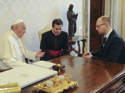 El coloquio cara a cara dura 18 minutos, en torno a un gran escritorio de madera en la biblioteca personal del Pontífice. AP /