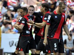 Jugadores del Rayo Vallecano celebran el primer gol contra Granada, obra de Saúl Ñíguez (segunda, izquierda). EFE /