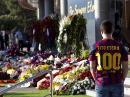 Un aficionado del Barcelona observa el tributo a Tito Vilanova, muerto a los 45 años de cáncer, a las afueras del Nou Camp. AFP /