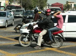 Estará prohibido que viajen más de dos pasajeros y rebasar mientras circulen. ARCHIVO /