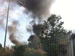 El incendio sucede en la azotea del edificio 'Adolfo Ruiz Cortines'. Tomada de @ecruzhijar. ESPECIAL /